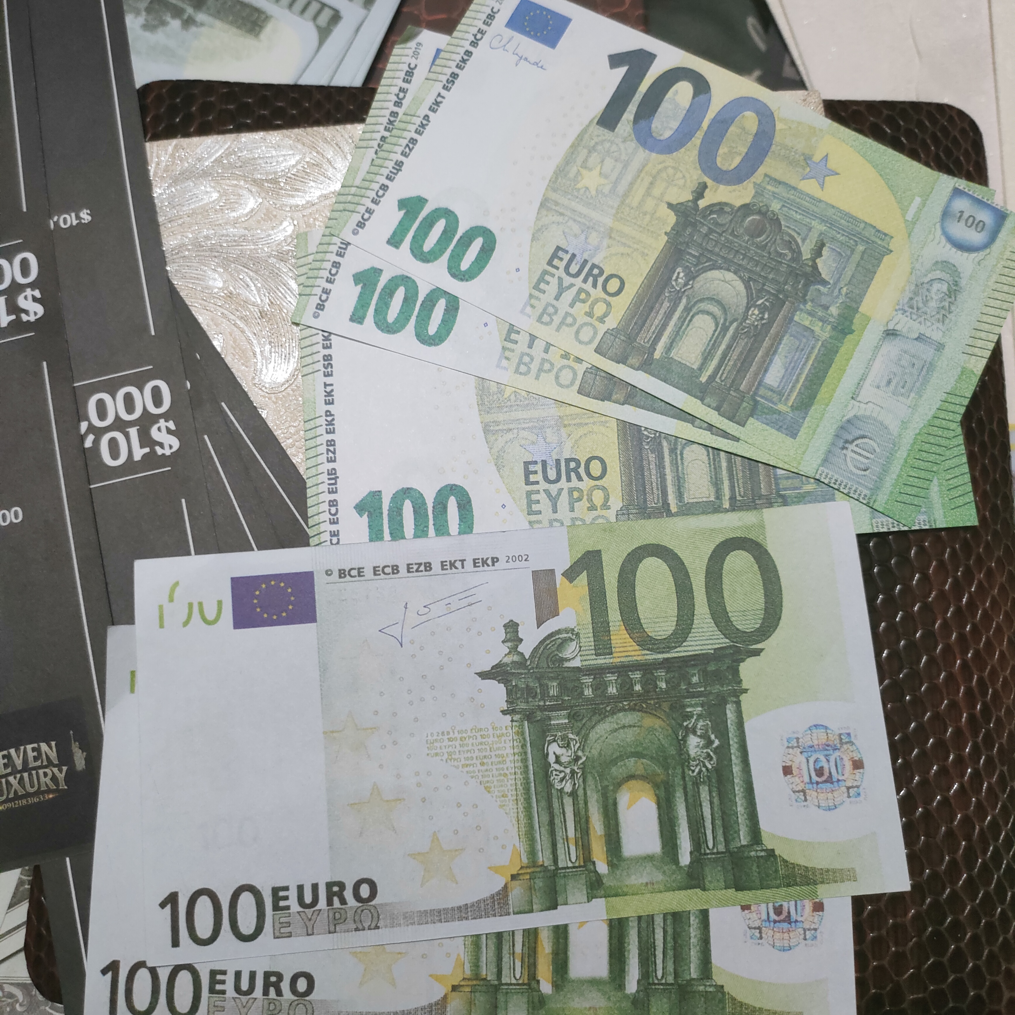 💶پک ۱۰ عددی صد یوروسینمایی + پاکت و باند رول و سه عدد اسکناس سینمایی و۱۰۰ یورو درجه دو ( نوشته SIMILAR دار)100¥🇪🇺